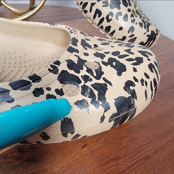 CROCS Leopard Print Flats Size 8 Animal Casual Comfy - Picture 4 of 16